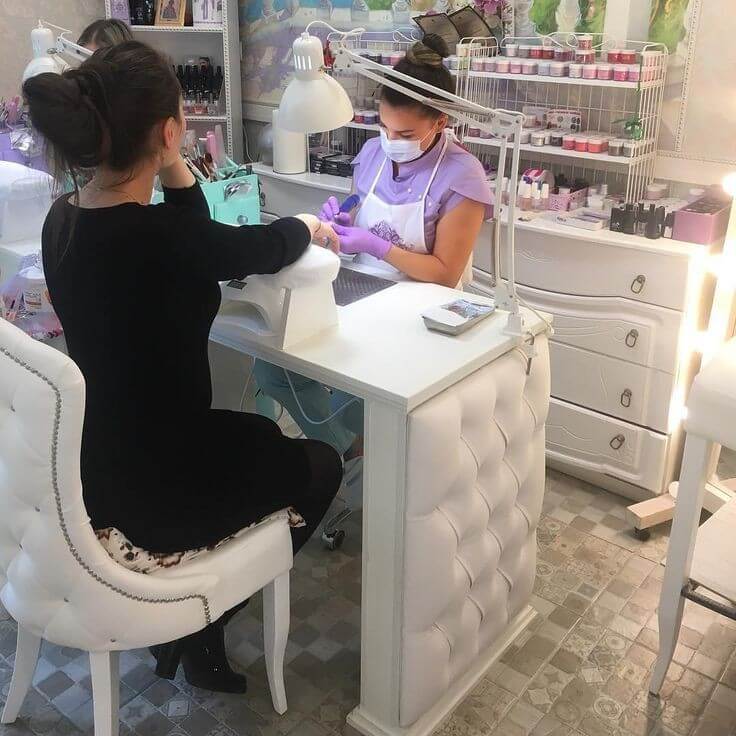 Белый цвет в дизайне интерьера салона маникюра