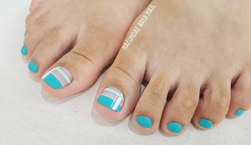 Голубой педикюр