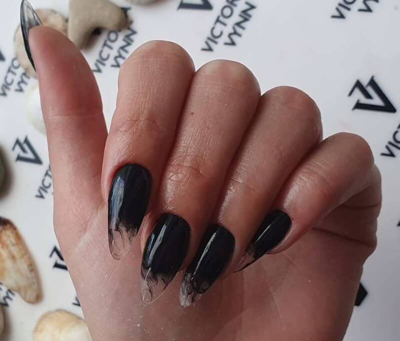 Дымчатый маникюр на прозрачные ногти