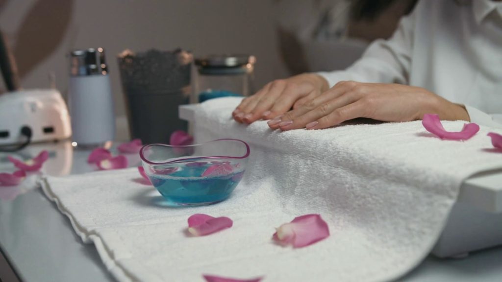 Преимущества и цели СПА маникюра