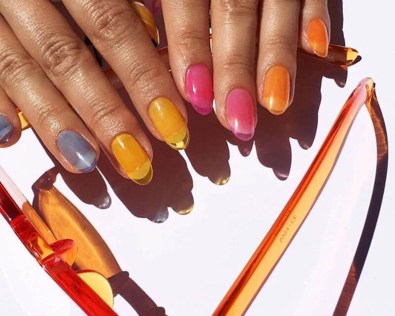 Однотонный прозрачный маникюр