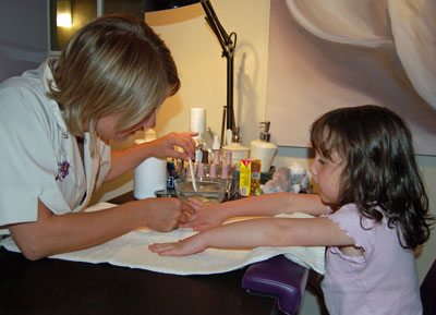 Как безопасно сделать детский маникюр для девочек