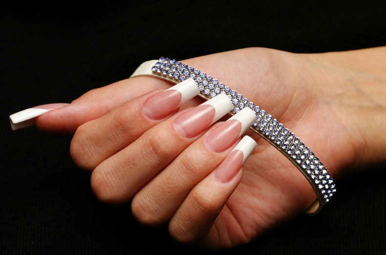 Классический дизайн ногтей френч