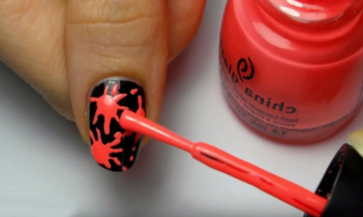 dizajn-nogtej-klyaksy-01