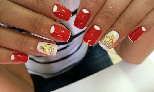 Двухцветный лунный маникюр