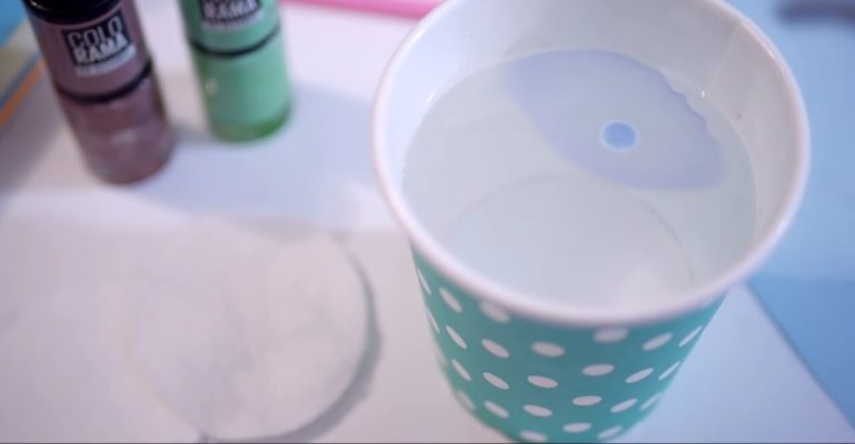 Капнуть в центр образовавшегося цветного круга