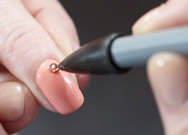 Фиксация страз карандашом на ногтях