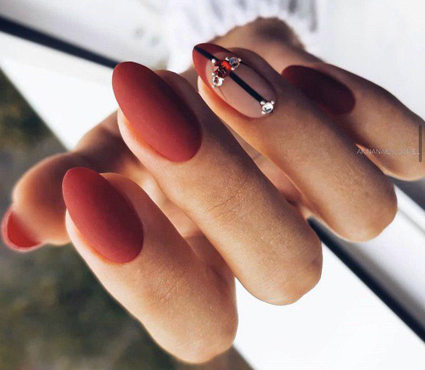 фото-идея дизайна со стразами на бархатной основе