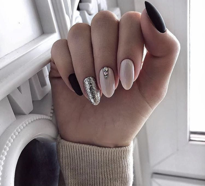 фото-идея дизайна со стразами на бархатной основе