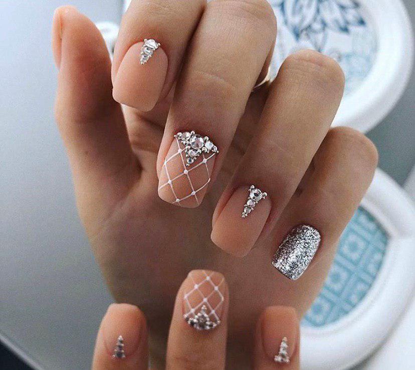 фото-идея дизайна со стразами на бархатной основе