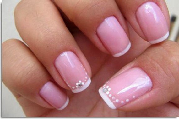 Чтобы французский маникюр на коротких ногтях продержался дольше