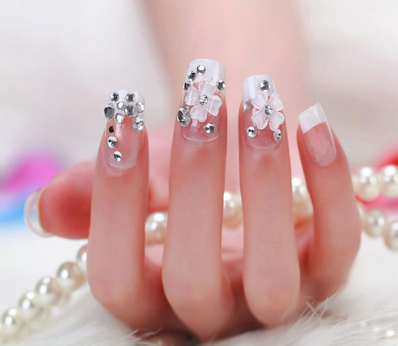 французский маникюр со стразами