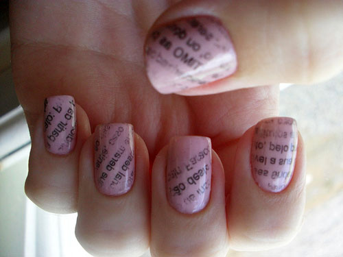 Газетный маникюр розовый