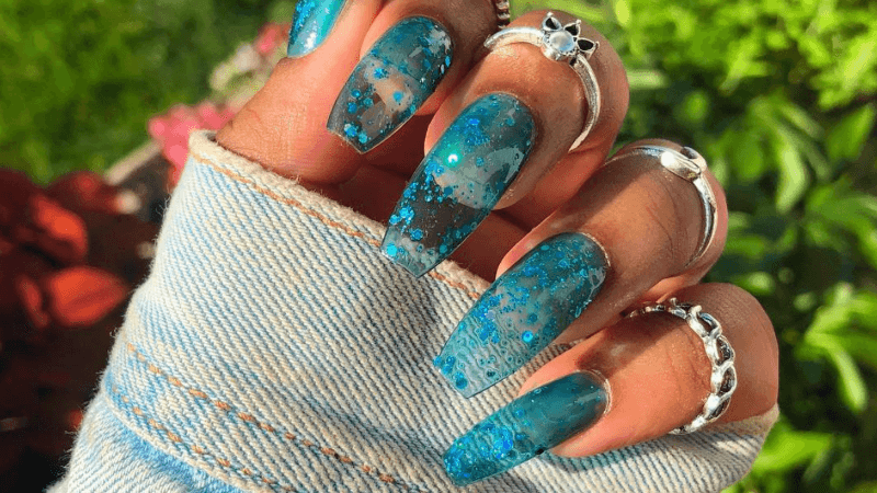 Длинные прозрачные ногти с блестками