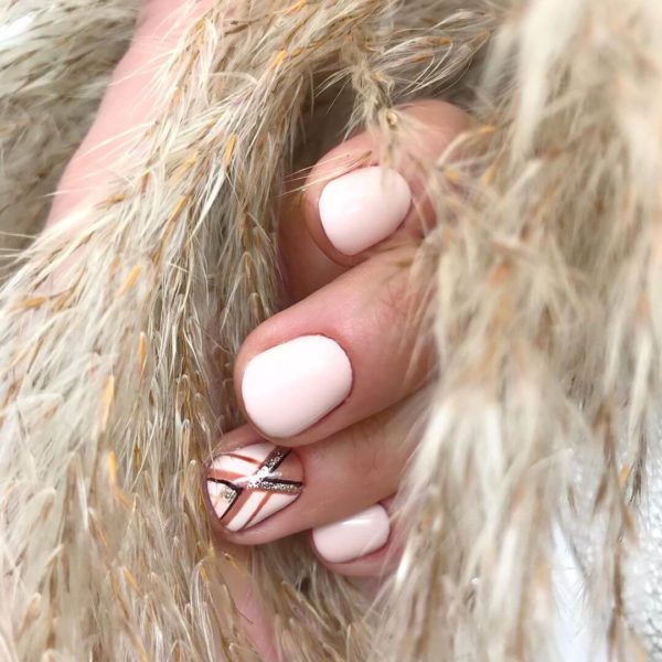 Бледно-розовый геометрический маникюр