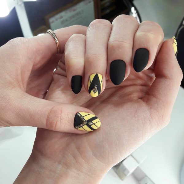 Черно-желтый геометрический маникюр