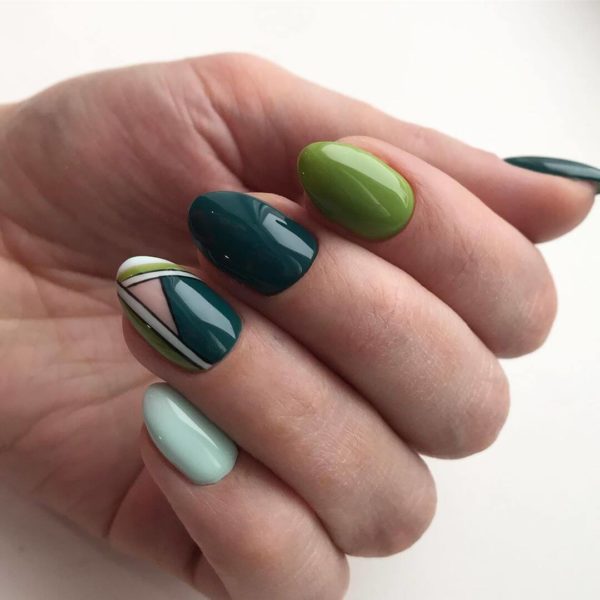Зеленый геометрический маникюр