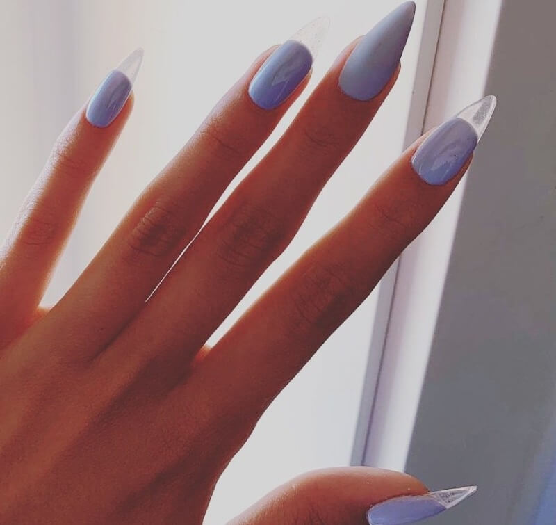 Голубой прозрачный маникюр на острых ногтях