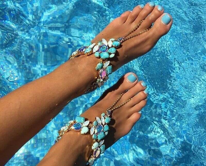 Однотонный голубой педикюр