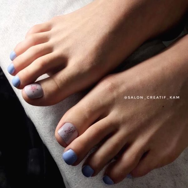 Голубой педикюр