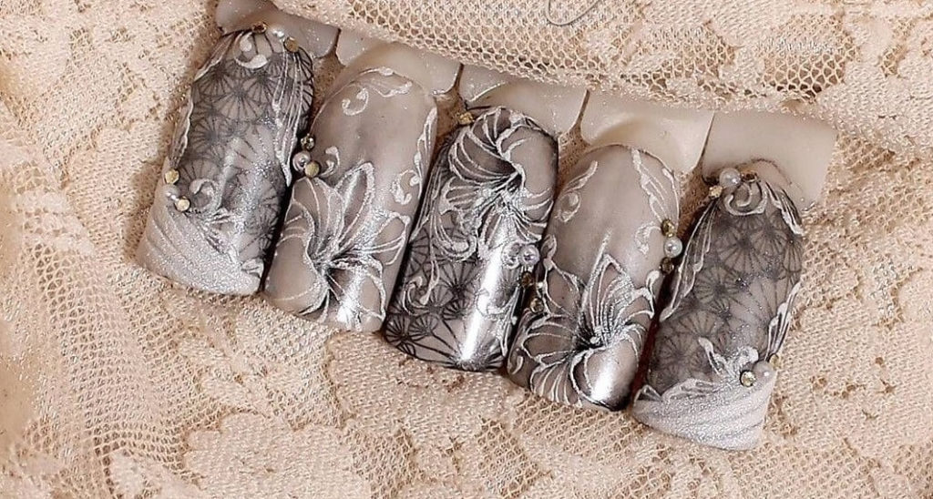 Гризайль в нейл дизайне