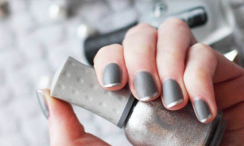 Серый френч с серебристыми кончиками ногтей