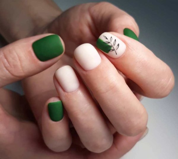 Идея зеленого матового маникюра