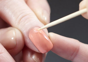 Этап 2 Нанесение клея на ноготь