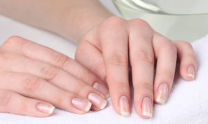 Как убрать отслойки со слоящихся ногтей