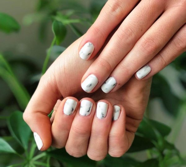 Классический мраморный маникюр на короткие ногти
