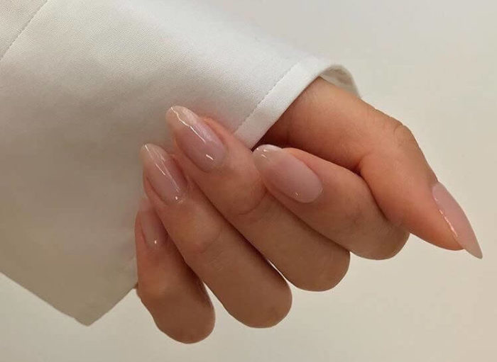 Прозрачный на длинных ногтях