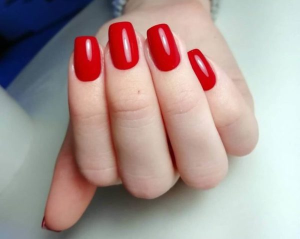 Классический красный маникюр на короткие ногти