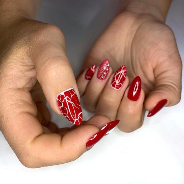 Красный кракелюр на длинные ногти