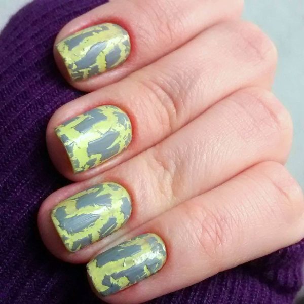 Желто-серый кракелюр на длинные ногти