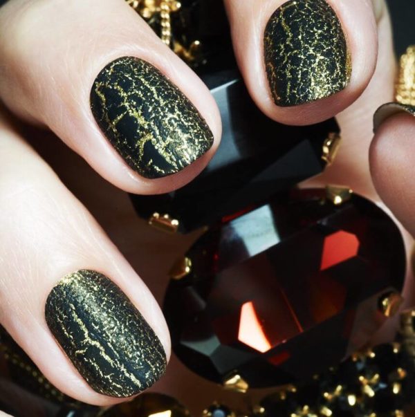 Золотой кракелюр на короткие ногти