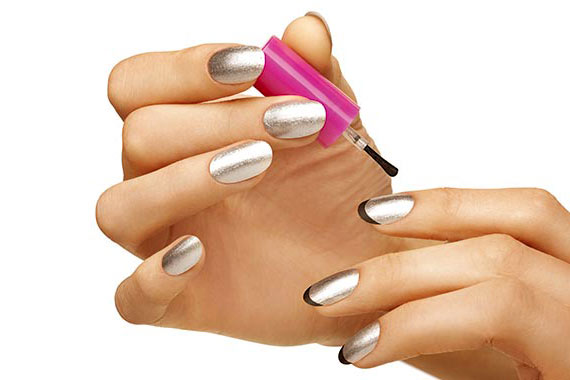 Маникюр в серебристых тонах