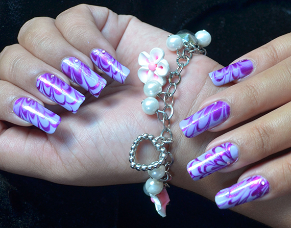 Красивый водный маникюр