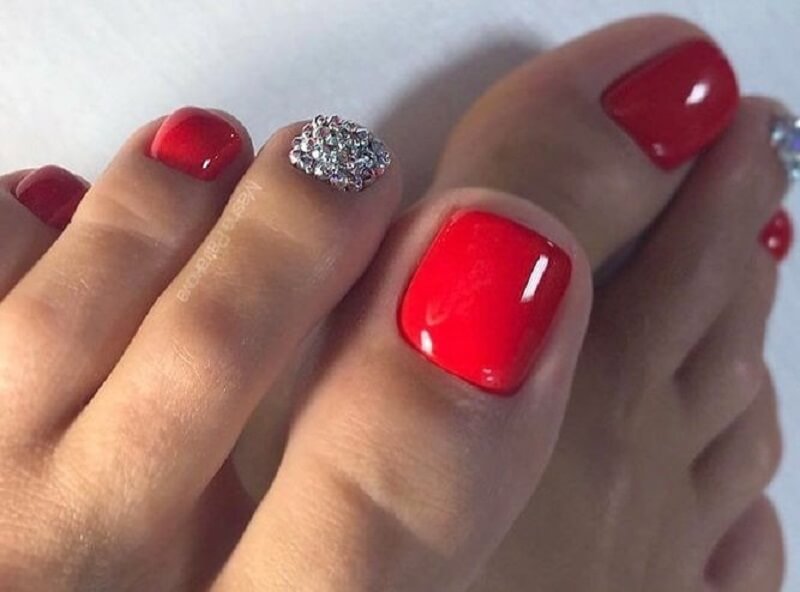 Красный педикюр со стразами