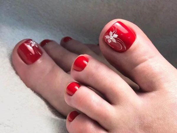 Красный педикюр с рисунком цветок