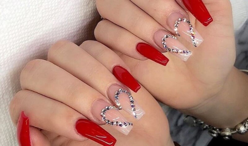 Красный маникюр с прозрачными ногтями