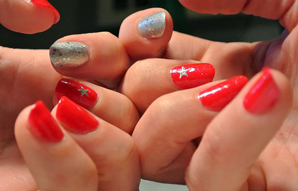 Когда наносить красный лак
