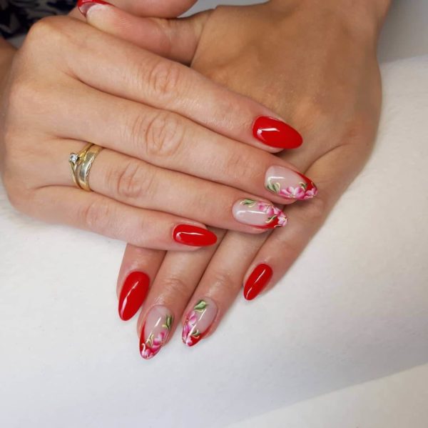 Красный маникюр с жостовской росписью