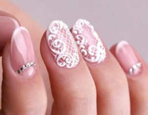 Кружева на короткие ногти - идея для свадебного маникюра