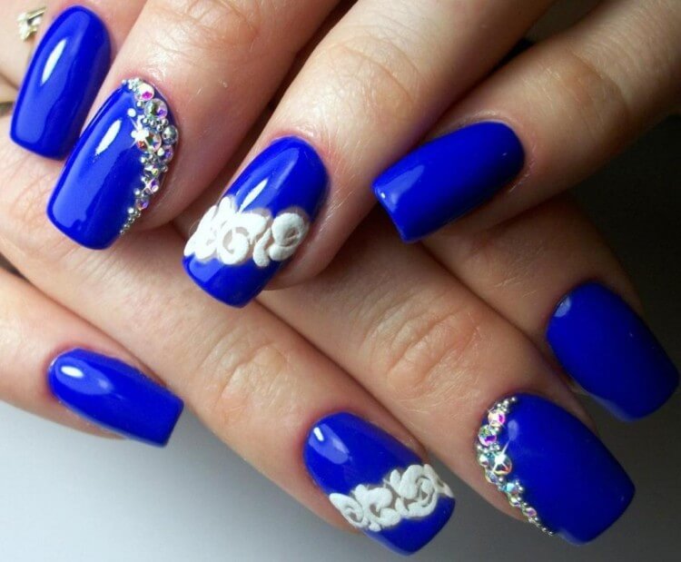 Кружевная роспись акриловой пудрой на синем фоне