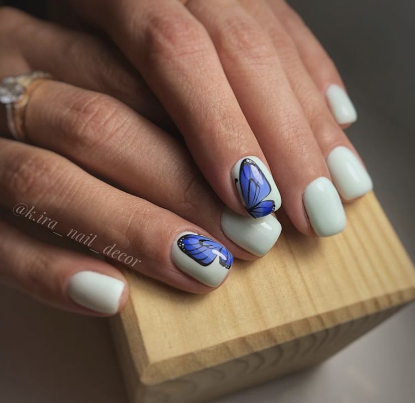 крылья бабочки на ногте левой и правой руки