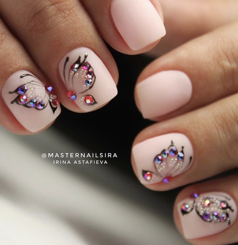 крылья бабочки на ногте левой и правой руки