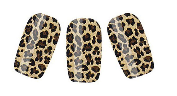 Леопардовый маникюр с помощью наклеек