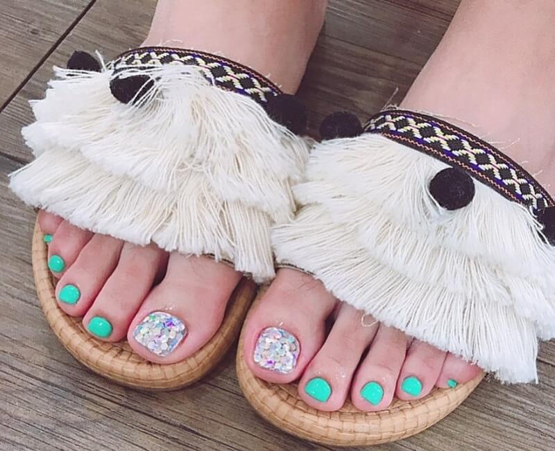 Яркий педикюр