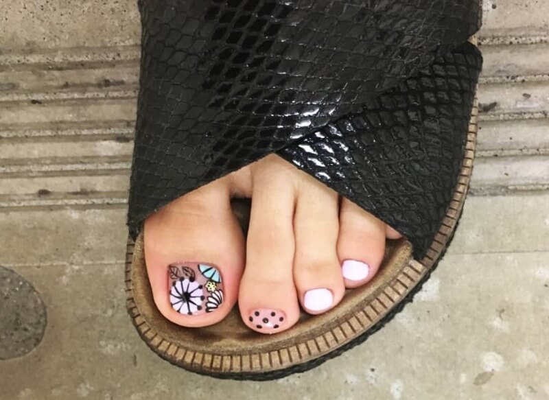 Цветочный принт на ногах