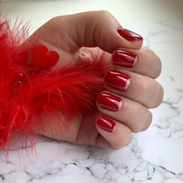 Красный лунный маникюр